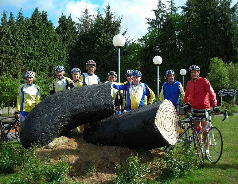 2011-05-12 04 Guemene On fait les andouilles.JPG